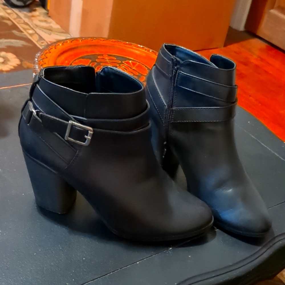 Material girl Madonna black booties size 9 great shape